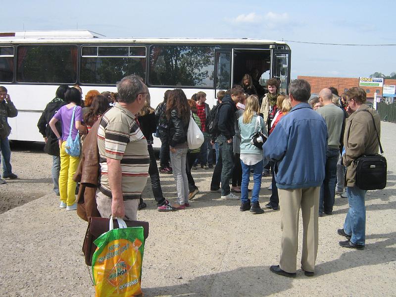 IMG_3155.jpg - Príchod pred strednú školu.