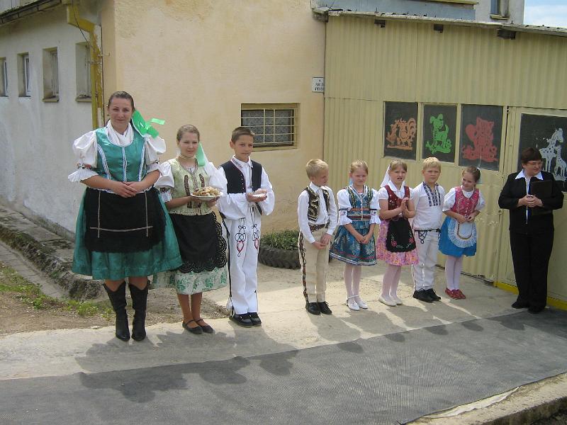 IMG_3179.jpg - V týchto pekných slovenských krojoch privítajú hosti chlebom a soľou.