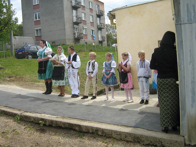 IMG_3180.jpg - V týchto pekných slovenských krojoch privítajú hosti chlebom a soľou.