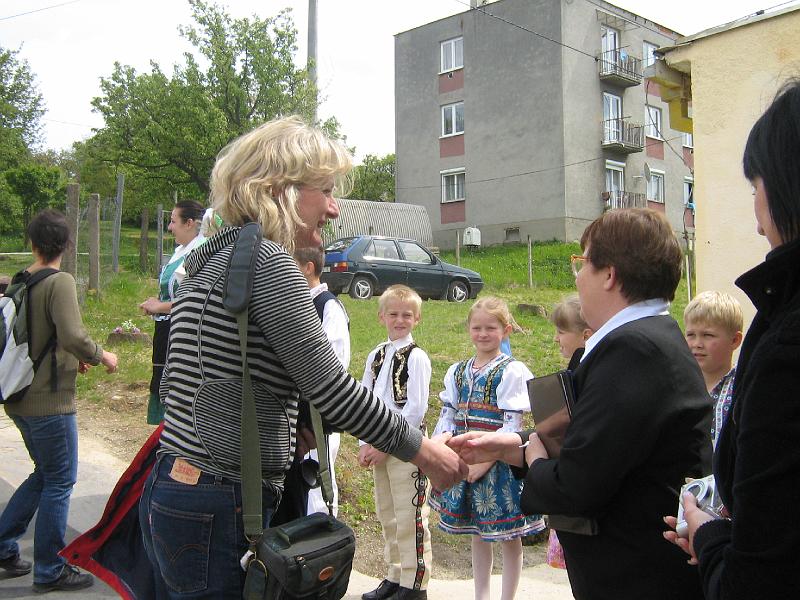IMG_3183.jpg - Pani riaditeľka víta prvých hosti.