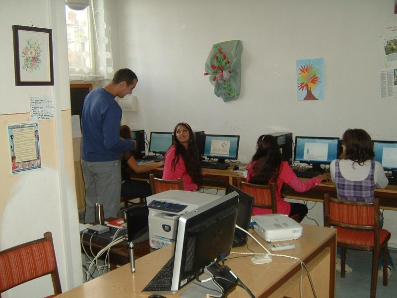DSCF0013.JPG - Aj pomoc pri počítači sa zíde.