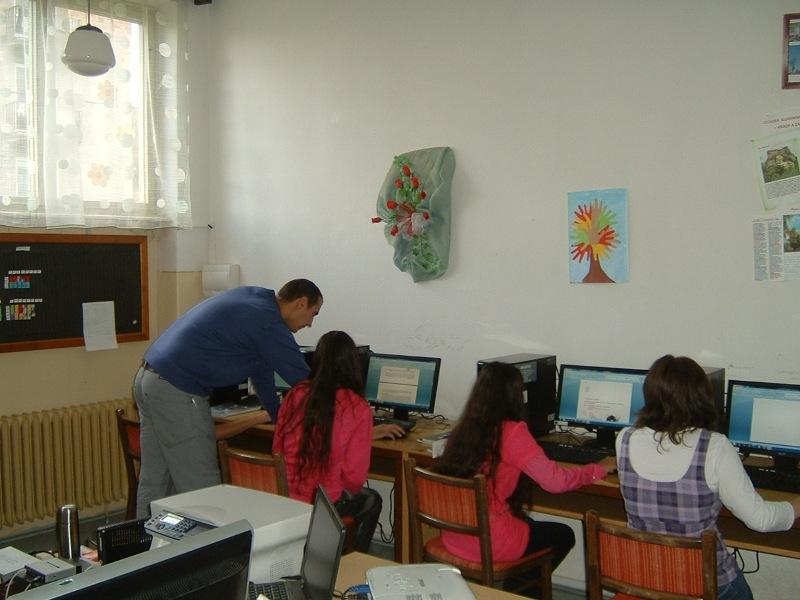 DSCF0014.JPG - Aj pomoc pri počítači sa zíde.